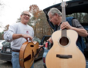 Frank Finocchio discussing his guitars with Irvin Somogyi. photo © Jay Rosenblatt